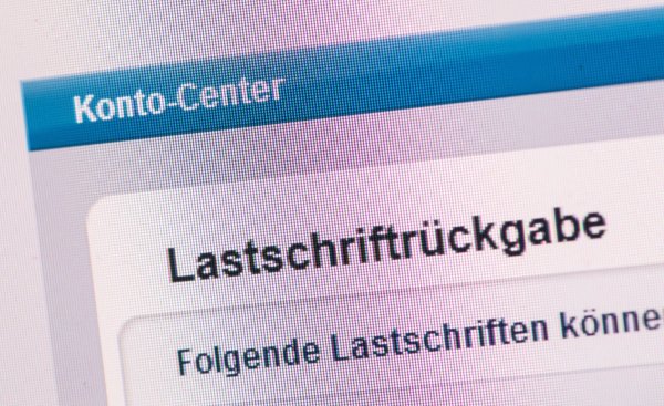 Lässt sich bei vielen Banken online veranlassen: die Rückbuchung einer Lastschrift. - © Andrea Warnecke/dpa-tmn