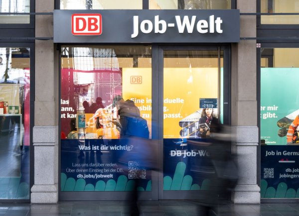 Die "Job-Welt" der Deutschen Bahn am Frankfurter Hauptbahnhof. - © Boris Roessler/dpa