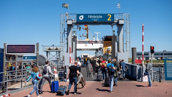 Fährbetriebe an der Nordseeküste in Schleswig-Holstein und Niedersachsen erwarten zu den anstehenden Feiertagen viele Urlauber und planen teils mehr Fährabfahrten ein. - © Sina Schuldt/dpa