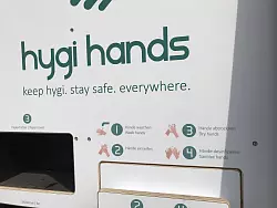 Die mobile Handwaschstation bietet warmes Wasser, Seife, Desinfektionsmittel und Papierhandt&uuml;cher. Alles was ben&ouml;tigt wird, sind ein Wasser- und Abwasseranschluss sowie normaler Haushaltsstrom. Fertig ist die mobile Waschstation. - &copy; Seda Hagemann