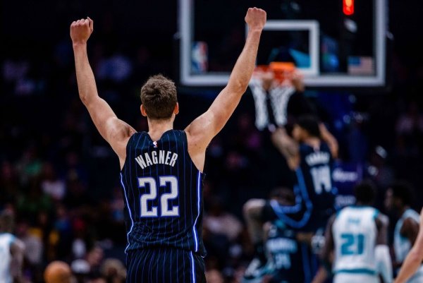 Orlandos Franz Wagner jubelt, während Guard Gary Harris (unscharf, Hintergrund) einen Dunking macht. - © Scott Kinser/AP/dpa