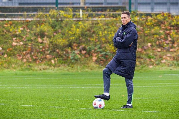 Wolfsburgs Interimscoach Daniel Bauer freut sich auf den Neustart. - © Moritz Frankenberg/dpa