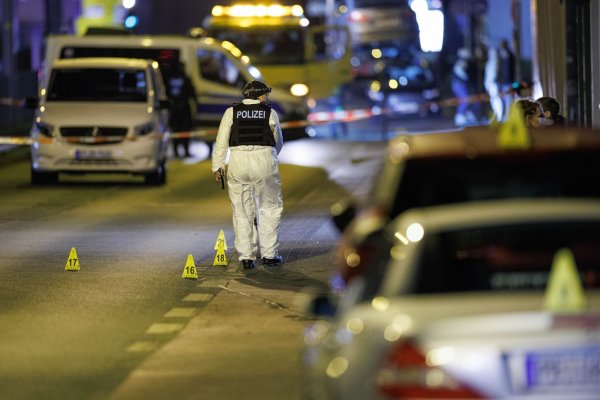 Bei den Schüssen vor dem Landgericht waren vier Menschen getroffen und teilweise schwer verletzt worden (Archivbild). - © Friso Gentsch/dpa