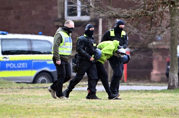 Eine Woche nach der Tat ließ die Bundesanwaltschaft den Tatverdächtigen in Karlsruhe vorführen. (Archivbild) - © Uli Deck/dpa