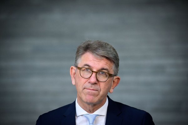 Die Übertragung von Weimers Geschäftsanteilen soll bis Jahresende vollzogen sein. (Archivbild) - © Bernd von Jutrczenka/dpa