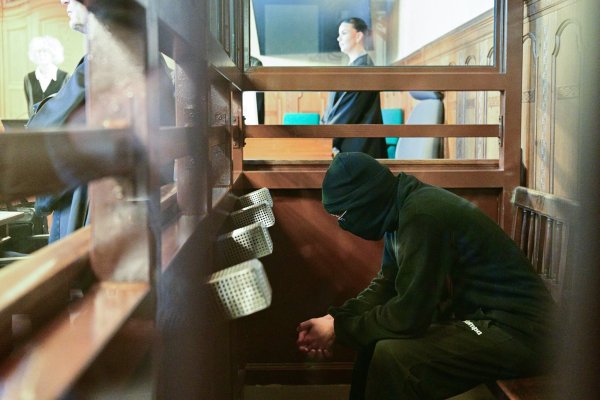 Der 19-Jährige ist unter anderem wegen versuchten Mordes angeklagt. - © Sebastian Christoph Gollnow/dpa