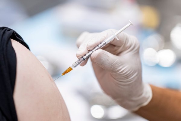 EU-Behörde rät zu unverzüglicher Grippe-Impfung - © Fabian Sommer/dpa