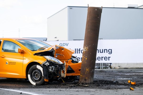 Frontalaufprall auf einen Baum mit knapp 70 - das Auto ist stark zerstört, der Fahrer wäre womöglich tot - © Guido Kirchner/dpa