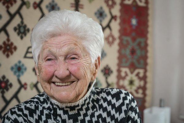 Mit 100 Jahren lebt es sich nicht allzu anders, findet Johanna Quaas, die älteste Turnerin der Welt. - © Heiko Rebsch/dpa