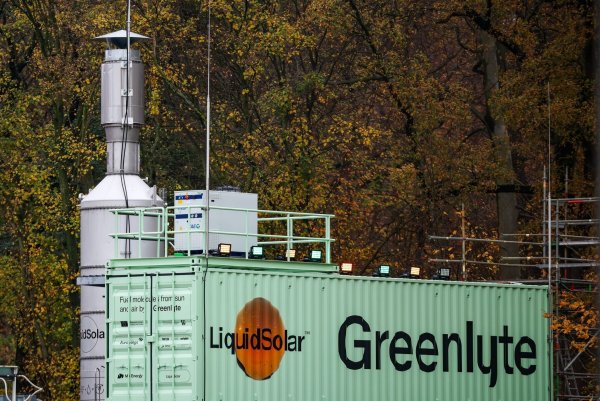 Die Firma Greenlyte hat in Duisburg jetzt eine Anlage in Betrieb genommen, die in einem aufwendigen Verfahren mit klimaneutral erzeugtem Strom aus Luft und Wasser künstliches Erdgas produziert. - © Christoph Reichwein/dpa