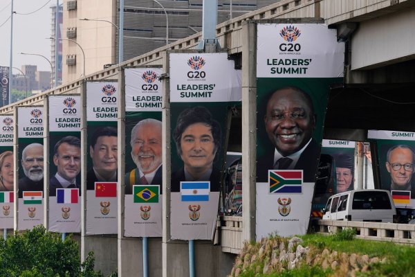 Auf den Plakaten zum G20-Gipfel in Johannesburg ist Chinas Präsident Xi noch zu sehen. Kommen wird er aber nicht. - © Themba Hadebe/AP/dpa
