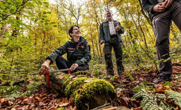 Silke Gorißen (CDU), Landwirtschaftsministerin von Nordrhein-Westfalen, macht sich ein Bild von den Inventur-Arbeiten im Wald. (Archivbild) - © Dieter Menne/dpa