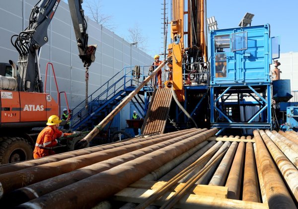 Wie in Krefeld bohrte der Geologische Dienst auch in Kempen, um die Wärmespeicherfähigkeit alter Bodenschichten zu erkunden. Ergebnis: Der Boden ist geeignet. (Archivbild) - © Roland Weihrauch/dpa
