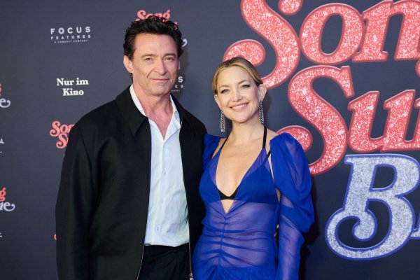Kate Hudson und Hugh Jackman bei der Europapremiere des Films «Song Sung Blue». - © Annette Riedl/dpa