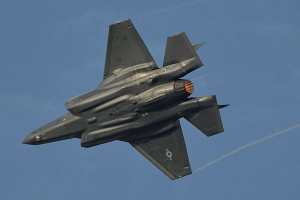 Ein US-amerikanischer F35-Kampfjet fliegt während der Dubai Air Show. (Archivbild) - © Fatima Shbair/AP/dpa