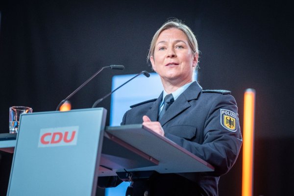 Claudia Pechstein hält beim CDU-Grundsatzkonvent eine Rede in ihrer Bundespolizei-Uniform. - © Michael Kappeler/dpa