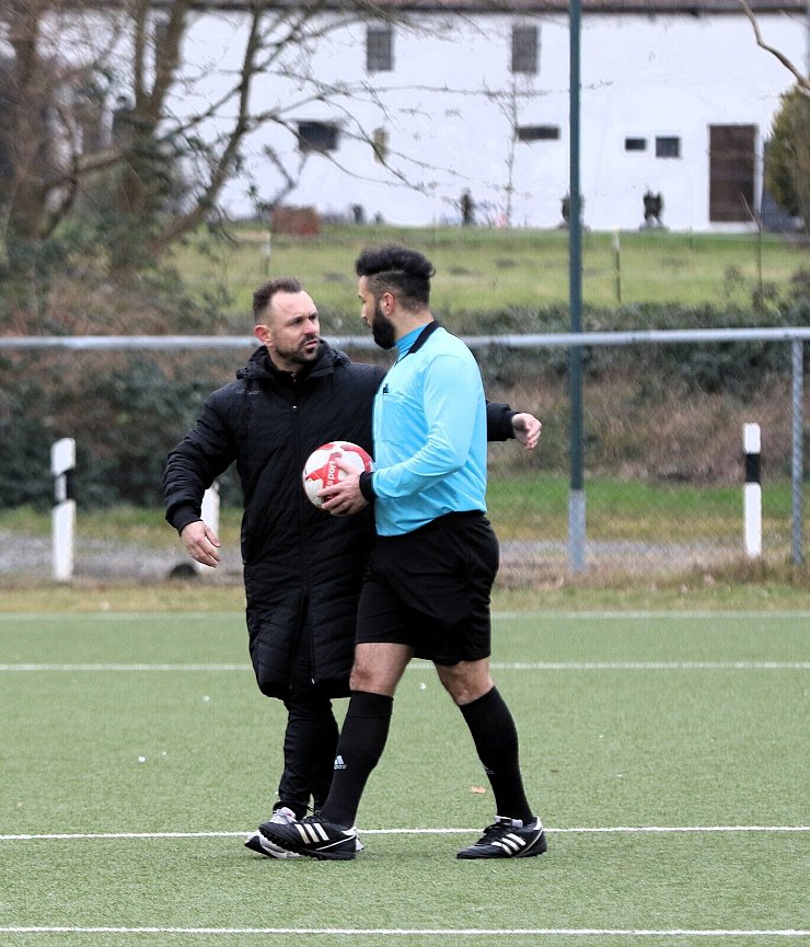 Ahsmens Trainer Sebastian Klaßes im Gespräch mit Schiedsrichter Saban Cakar-Nasso (TuS Bexterhagen). - © Oliver König