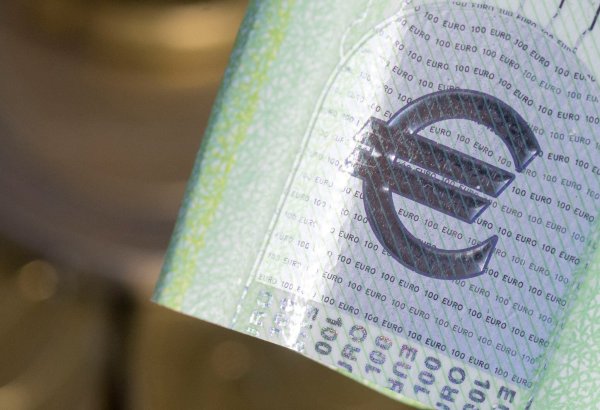 Die Zinsen auf Festgeld sinken einer Auswertung zufolge wieder. - © Hendrik Schmidt/dpa