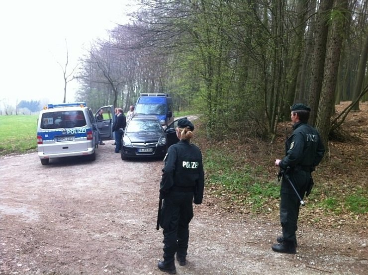 Das Gelände wurde weiträumig abgesperrt, die Spurensicherung ist vor Ort. Nach unbestätigten Informationen soll die Leiche von einem Spaziergänger gefunden worden sein. - © FOTO: CHRISTIAN MATHIESEN