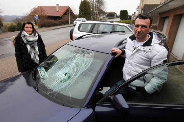 Großer Schaden: Viel teurer als die geborstene Scheibe kommt das verzogene Dach. Es läuft auf einen Totalschaden bei dem Passat hinaus, sagen Sajo Besic und seine Frau Vanessa. - © Bernhard Preuß