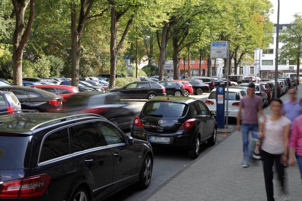 Volle Stellflächen am Kaiser-Wilhelm-Platz: Umliegende Arztpraxen protestieren dagegen, dass hier Parkplätze wegfallen sollen. Sie wünschen sich eher mehr. - © Bernhard Preuss