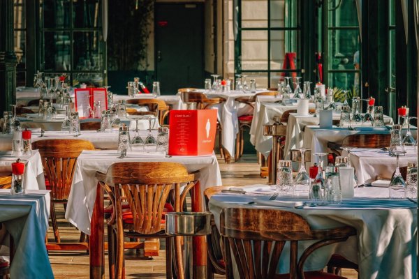 Die Tische in den Gastronomien müssen zur Zeit leer bleiben - bis auf Weiteres darf nur außer Haus verkauft werden. - © Symbolfoto: Pixabay