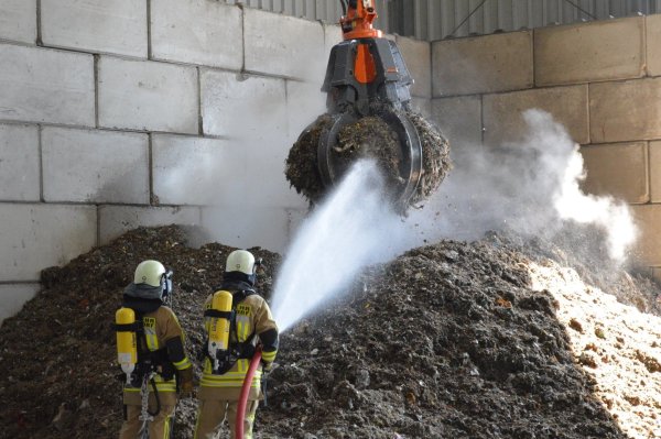 Die Einsatzkräfte löschen den Brand Stück für Stück und kontrollieren anschließend mit einer Wärmebildkamera. - © Feuerwehr Augustdorf