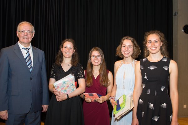 Viermal 1,0: Schulleiter Werner Klapproth mit den besten Grabbianern Helene Wetter, Leonie Figge, Vera Arndt und Clara Lina Dziuron (von links). - © Raphael Bartling
