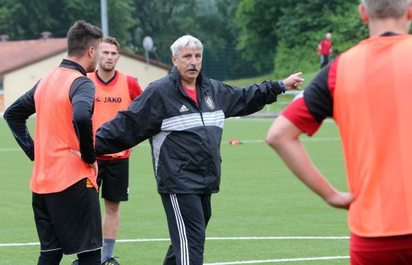 Dünne Kaderbesetzung: Barntrups Trainer Jörg Dettmar hat, Stand jetzt, 20 Spieler zur Verfügung. - © Paul Cohen