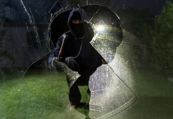 Bei Wohnungseinbrüchen ist der Schaden oft enorm. Eine Hausratversicherung kann vor den finanziellen Folgen schützen. - © Daniel Maurer/dpa/dpa-tmn