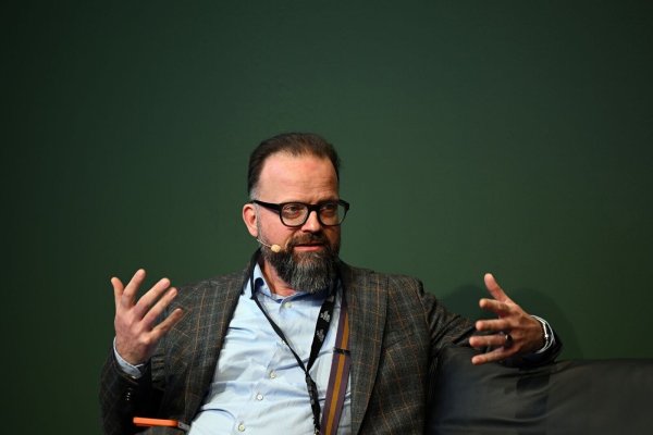 Walter Gehlen, Direktor der Kunstmesse "Art Düsseldorf“, spricht während einer Pressekonferenz. - © Federico Gambarini/dpa