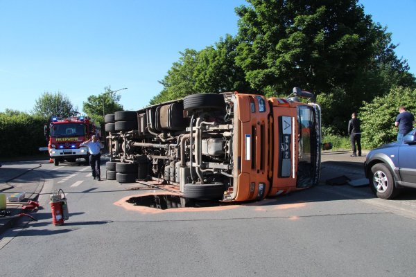 Auf der Ohmstraße ist ein Lkw umgekippt. - © Thorsten Engelhardt