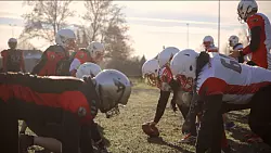 Hier bilden Spieler der White Hawks die sogenannte "Line of Scrimmage", die vor Beginn eines jeden Spielzuges gebildet wird. - &copy; Jannik Stodiek