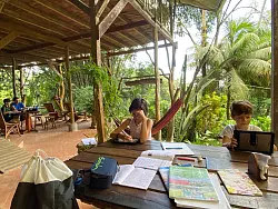 Leichter lernen unter Palmen: im Hostel in Cascada Verde. - &copy; K&uuml;hnen