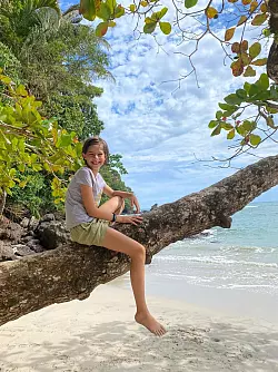 Lieselotte am Strand im Nationalpark &bdquo;Manuel Antonio". - &copy; K&uuml;hnen