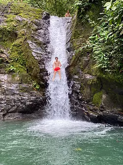 Riesenspa&szlig; in der Natur: Emil rutscht einen Wasserfall runter. - &copy; K&uuml;hnen