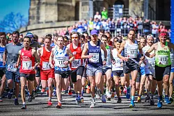 Maximal 7.000 Läuferinnen und Läufer dürfen am Hermannslauf 2024 teilnehmen. - © Sarah Jonek Fotografie