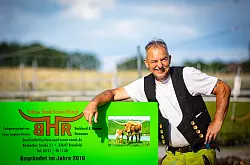 Burckhard Hoomann mit dem "Yellow-Sand-Ranch"-Schild. - &copy; Mike-Dennis M&uuml;ller / www.mdm.photo