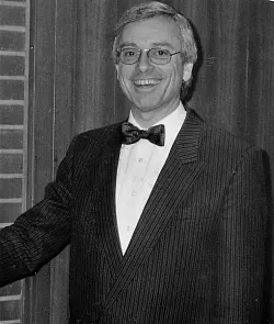 Schulleiter Friedrich Mahlmann (2014 gestorben) trug zumeist eine Fliege: &bdquo;Lehrer, das ist kein Beruf, sondern ein Diagnose&ldquo; lautet der erste Satz in seinem Buch. - &copy; Repro: Horst Biere/Foto: Dieter Burkamp