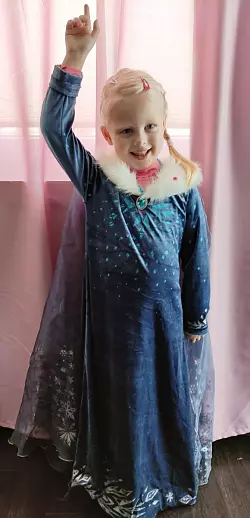 Das sonst so lebensfrohe M&auml;dchen, das auf diesem Foto als Prinzessin verkleidet ist, braucht dringend eine Stammzellenspende. - &copy; Marc Blume