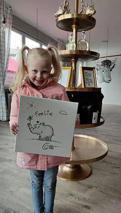 TV-Legende Otto Waalkes hat Feelia ein Bild gemalt und es signiert. - &copy; Marc Blume