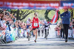 Elias Sansar lief im vergangenen Jahr bereits zum 14. Mal als erster über die Ziellinie an der Bielefelder Sparrenburg. - © Sarah Jonek Fotografie