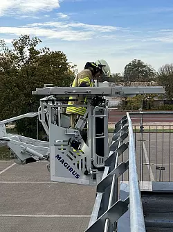 Hoch hinaus: Die angehenden Drehleiter-Maschinisten haben vielf&auml;ltige Aufgaben zu bew&auml;ltigen. - &copy; Freiwillige Feuerwehr Stadt Lage