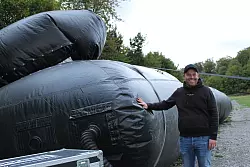 Der Koordinator des Autokinos Thomas Liebold von Infinity Events vor der acht mal 16 Meter gro&szlig;en aufblasbaren Leinwand am Schiedersee. - &copy; Philipp Kersten