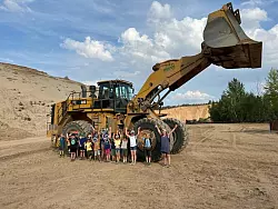 Riesig: Der Radlader hat die am Aktionstag beteiligten Kinder besonders beeindruckt. - &copy; Christian H&ouml;ppner