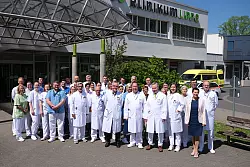 Geschäftsführung, Chefärzte, Fachärzte und Pflegekräfte tauschen sich zum Start des Lungenkrebszentrums Lippe in Lemgo über die Ziele und die Schritte zur Zertifizierung aus. - © Klinikum Lippe