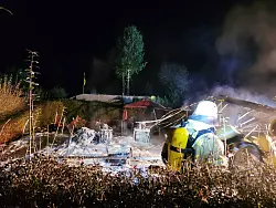 Schaum bedeckt die Brandstelle. - &copy; Feuerwehr L&uuml;gde