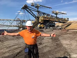 Der Einblick in die vom Strukturwandel betro?ene Region war sehr anschaulich, hier wird der Tagebau erl&auml;utert. - &copy; LGPZ