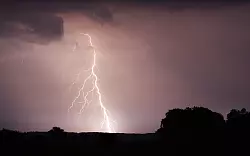 Nicht jedermanns Sache: Wenn es draußen ungemütlich ist, blitzt und donnert, ist Robin Jähne meist mitten drin. - © Robin Jähne