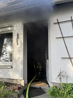 Innenangriff beim Brand eines Anbaus in der Stra&szlig;e "In der Holle". - &copy; Feuerwehr Lage